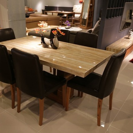 משטחית על שולחן אוכל